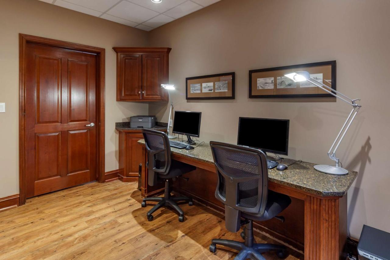 Best Western Plus Meridian Lloydminster Exterior photo