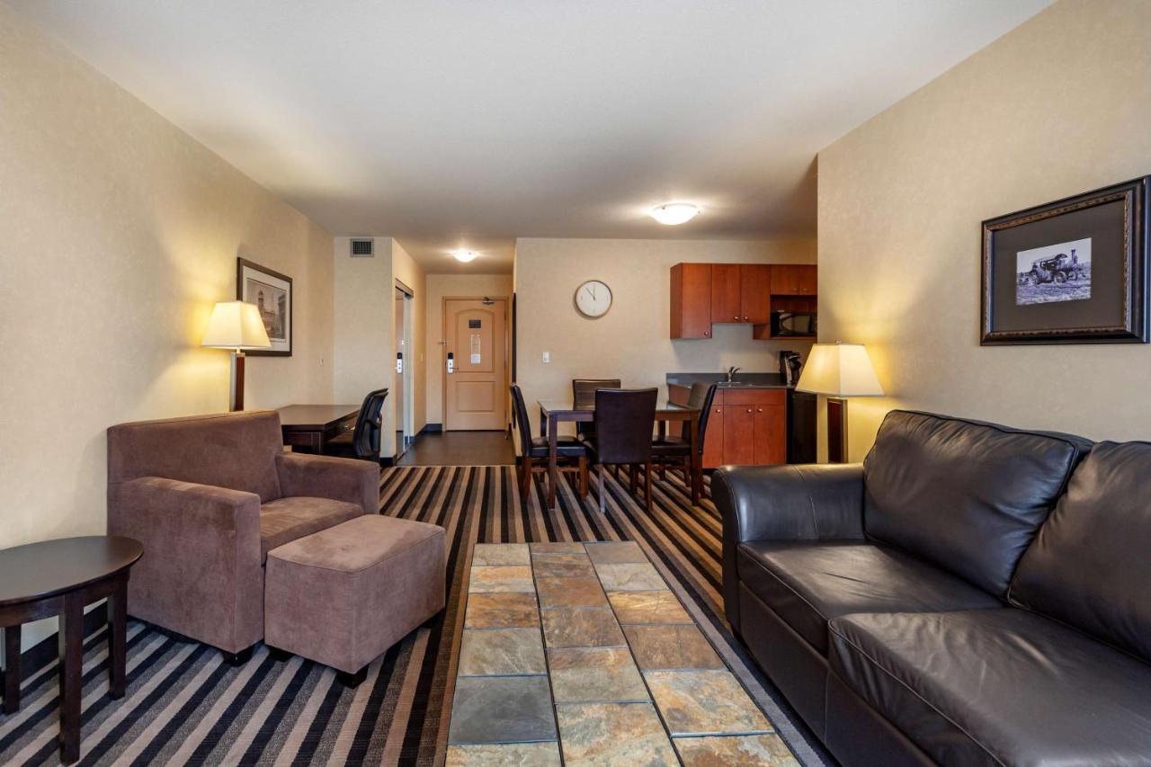 Best Western Plus Meridian Lloydminster Exterior photo