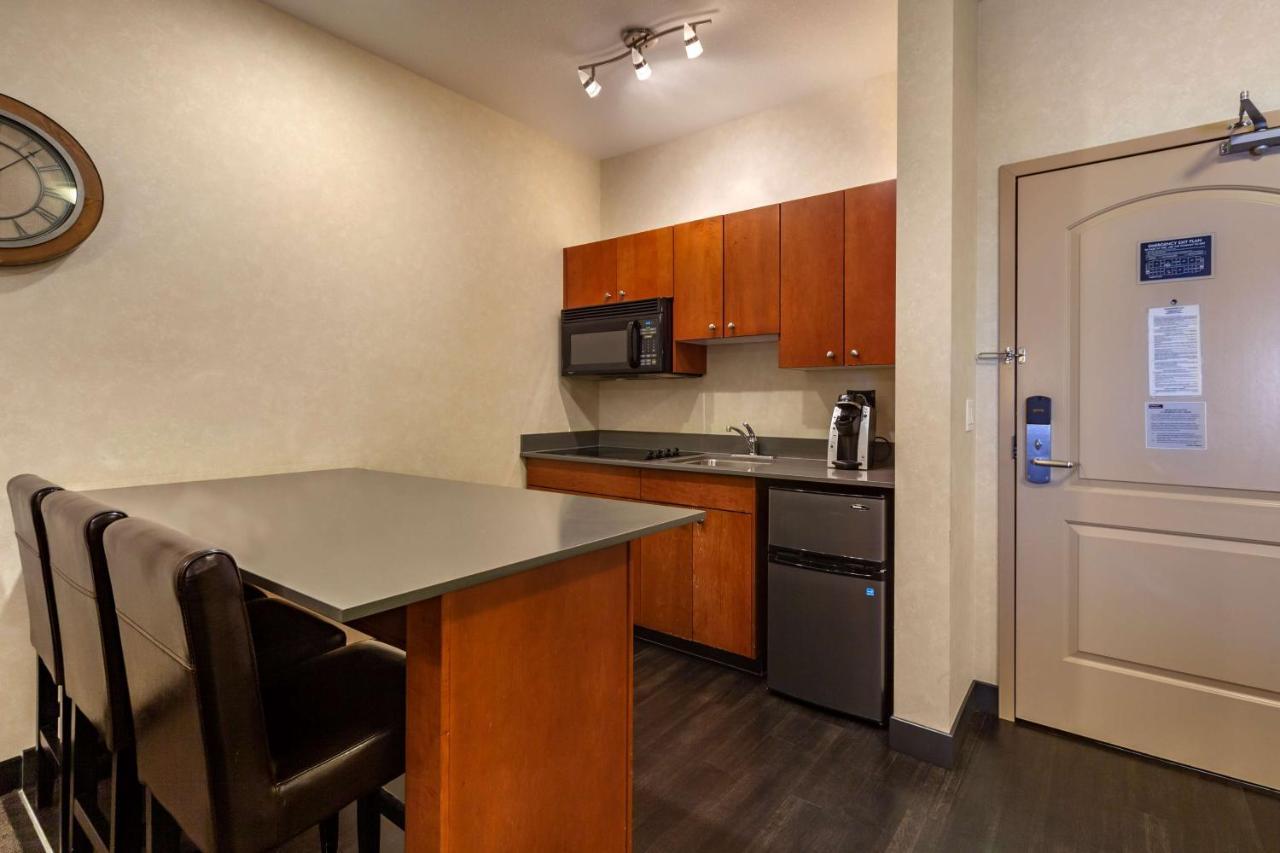 Best Western Plus Meridian Lloydminster Exterior photo