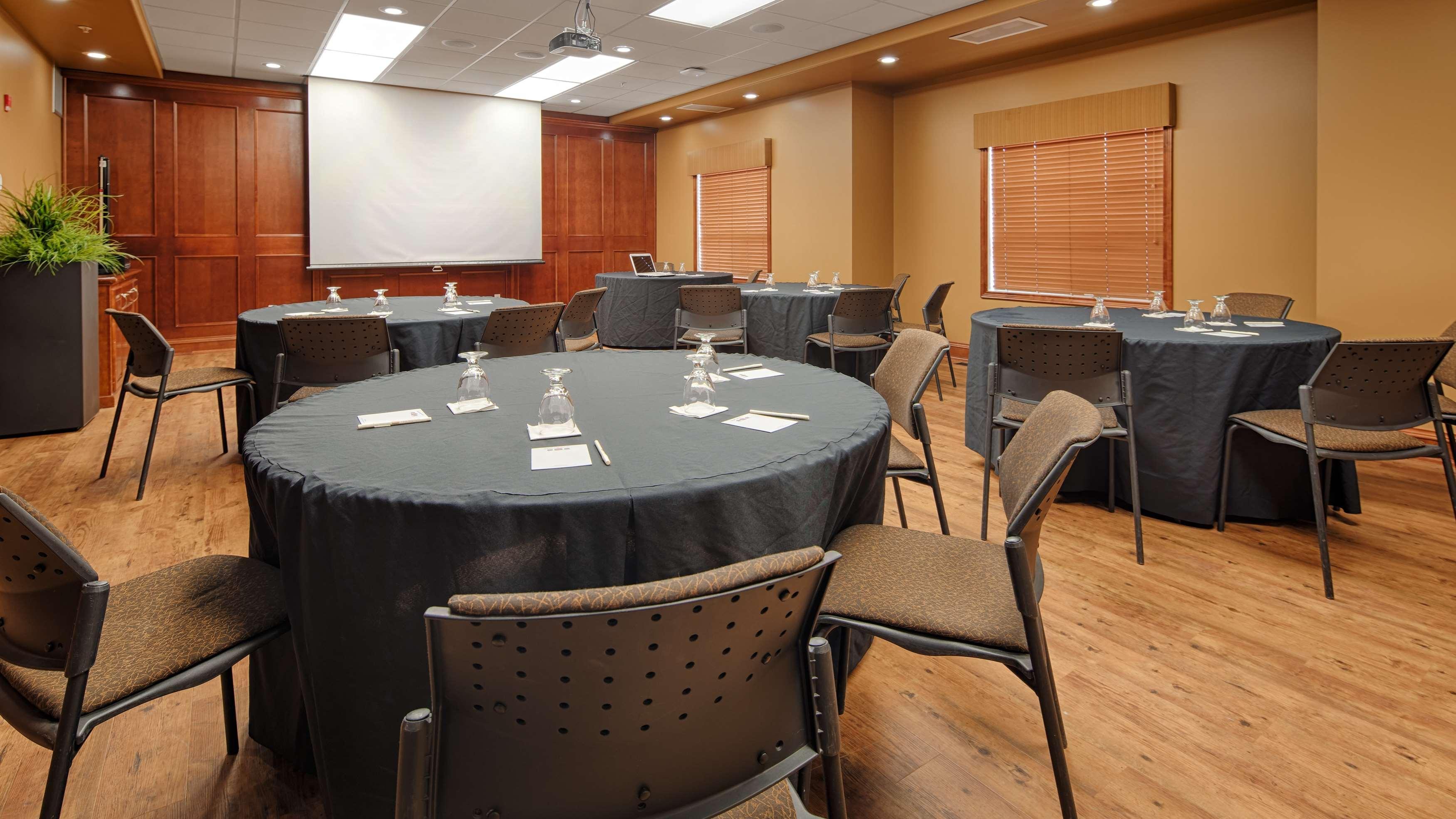 Best Western Plus Meridian Lloydminster Exterior photo