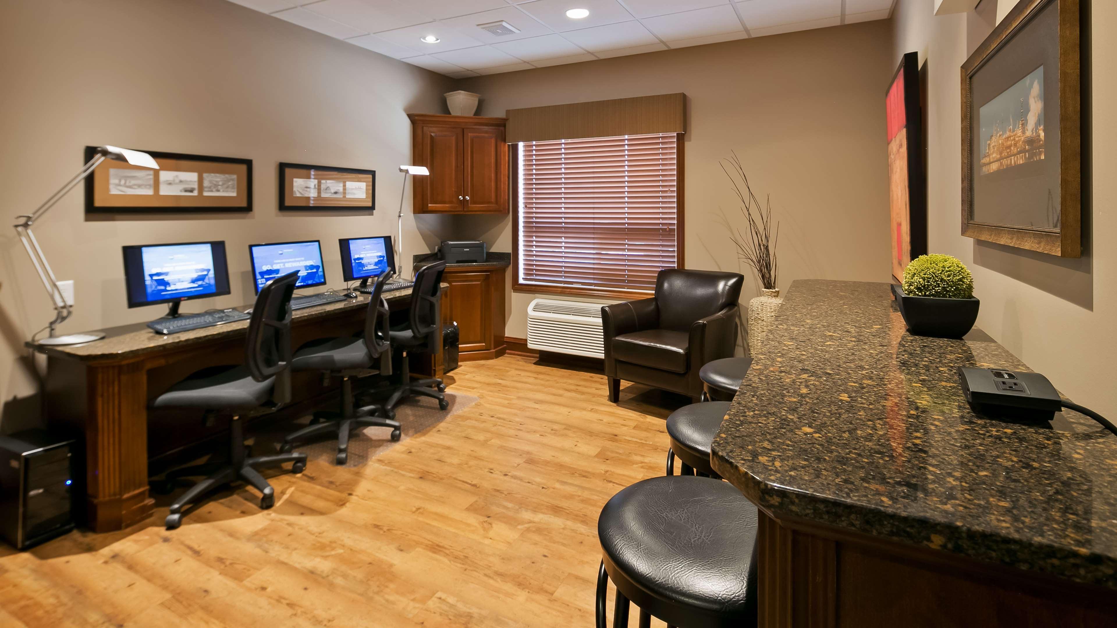 Best Western Plus Meridian Lloydminster Exterior photo