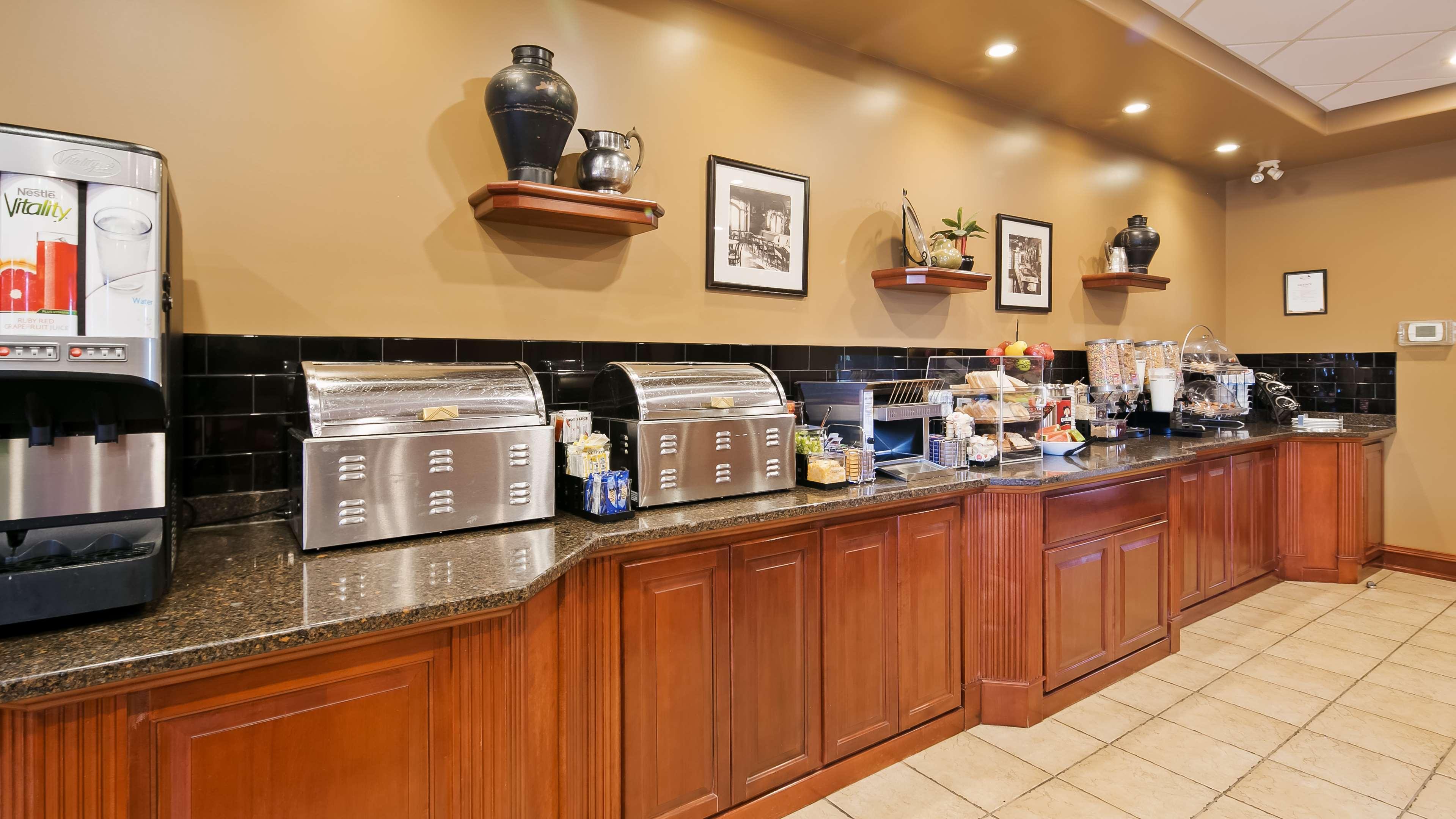 Best Western Plus Meridian Lloydminster Exterior photo