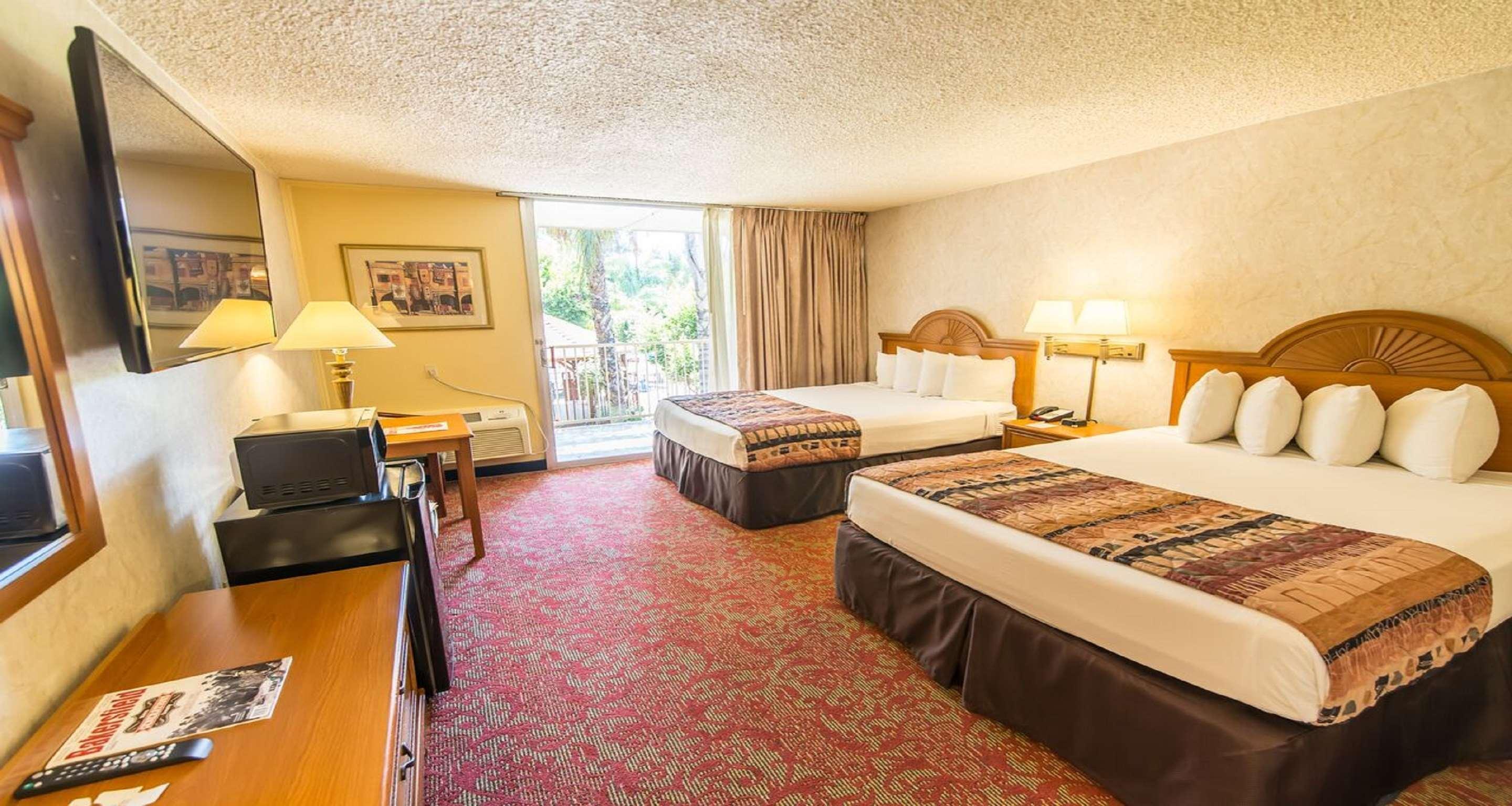 Best Western Plus Meridian Lloydminster Exterior photo